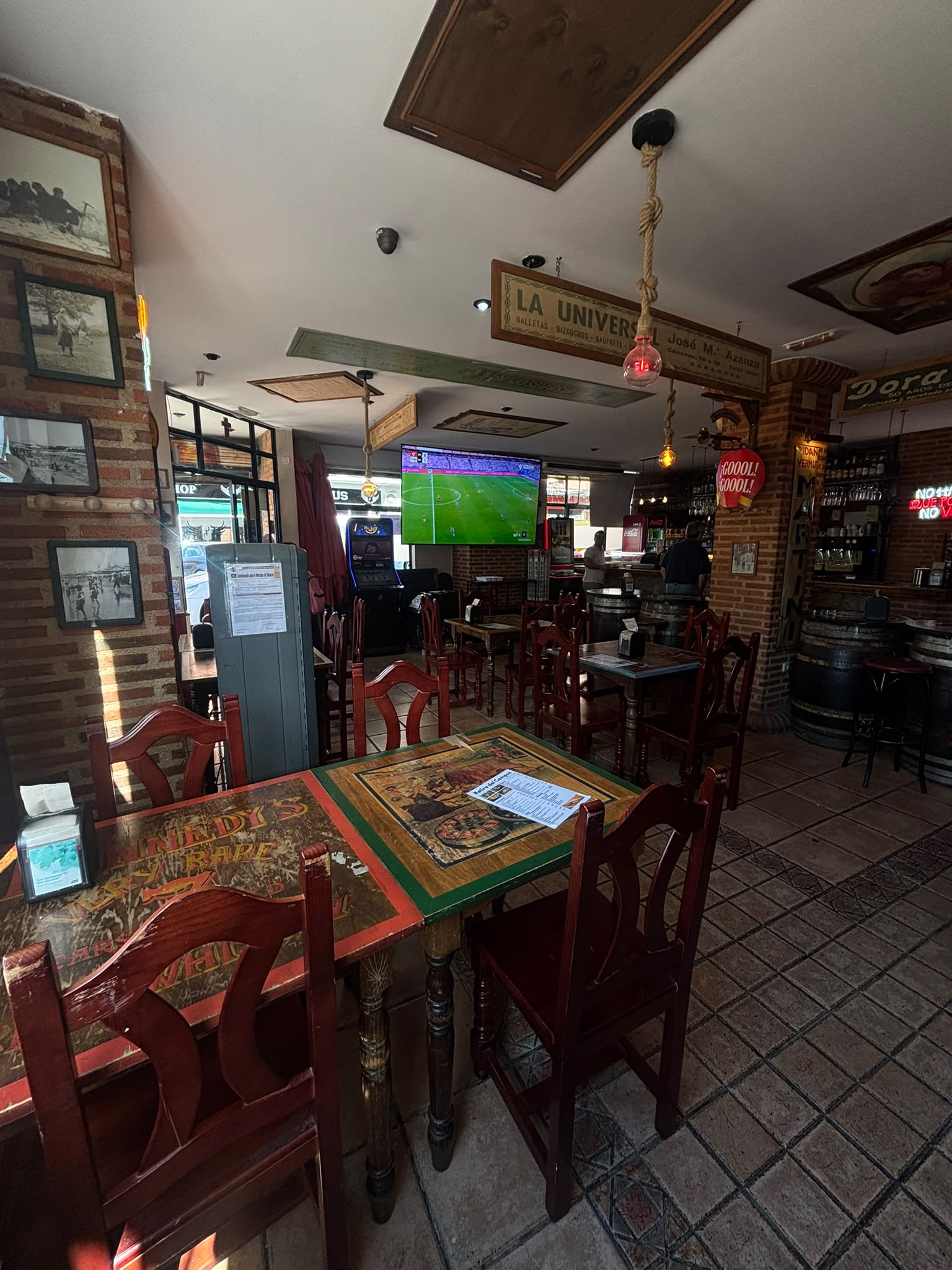 Interior de Retiro del Campus con partido de fútbol en pantalla